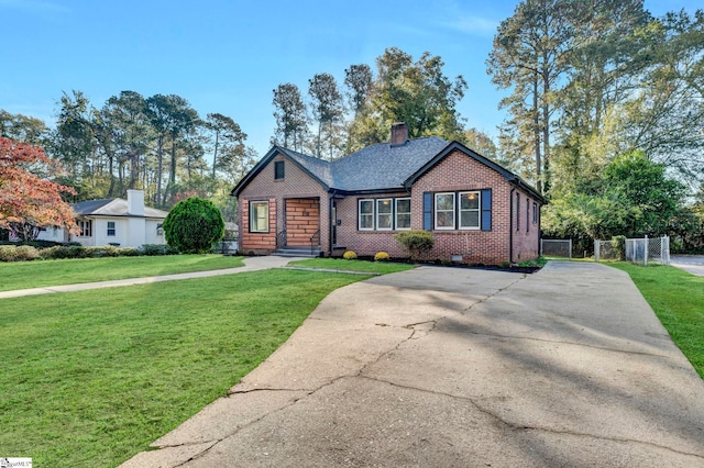 view of front of home with a front lawn