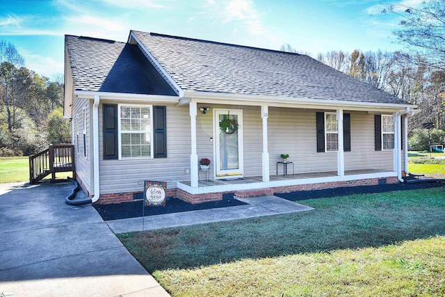 view of front of house with covered porch and a front lawn