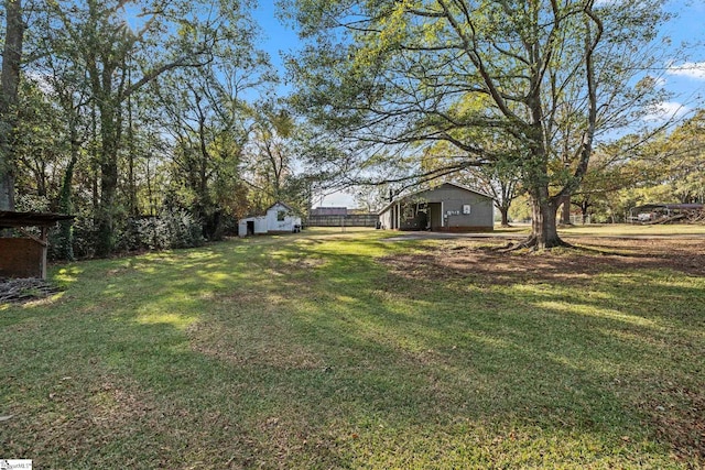 view of yard with an outbuilding