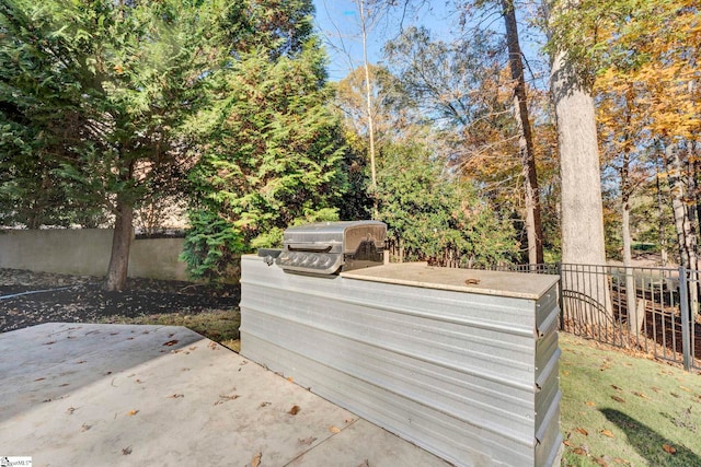 view of patio with an outdoor kitchen and grilling area