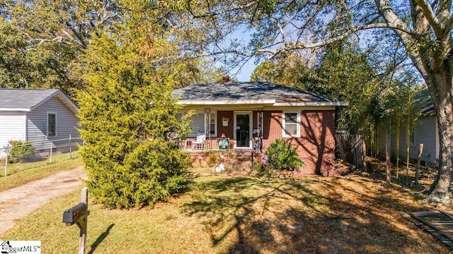 view of front of home featuring a front lawn and covered porch