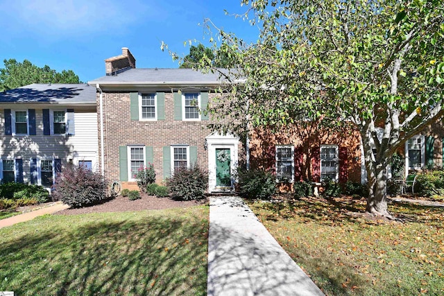 colonial house featuring a front yard