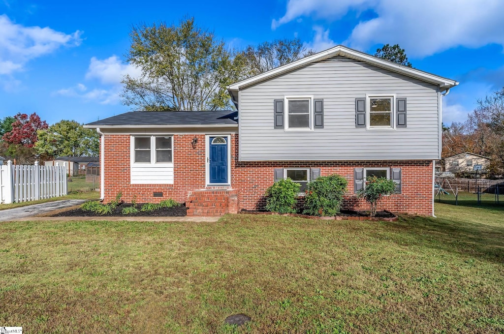 split level home with a front lawn