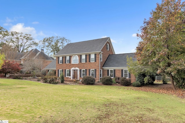 colonial home featuring a front yard