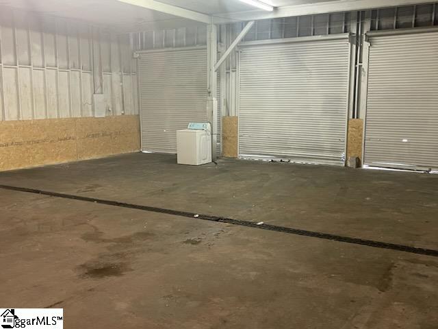 garage with washer / clothes dryer