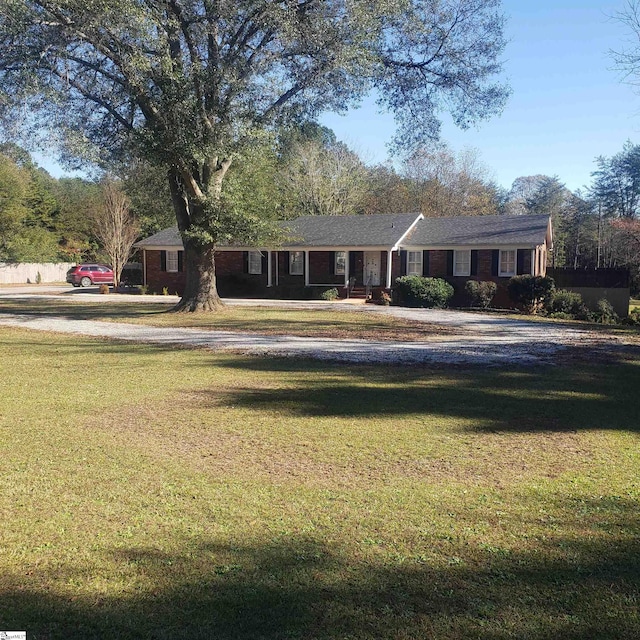 single story home featuring a front yard