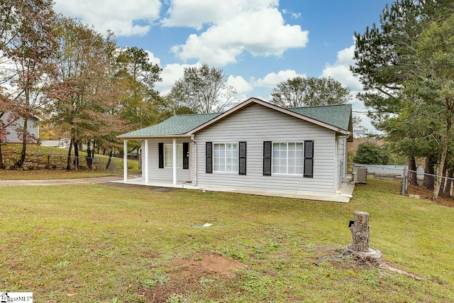 view of front of home featuring a front yard