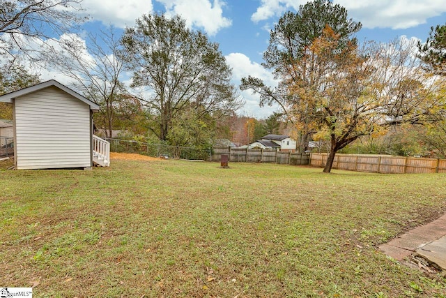 view of yard featuring a storage shed