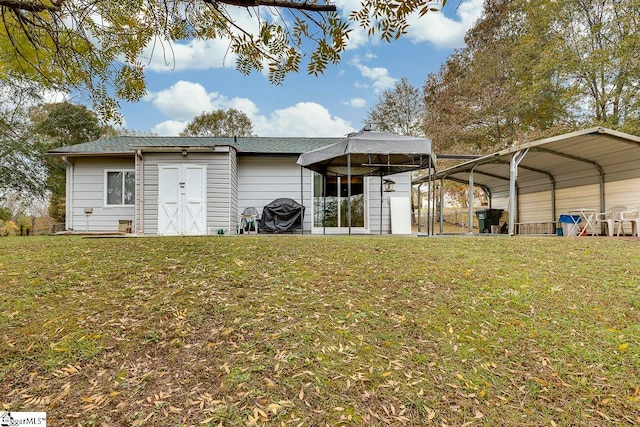 view of outdoor structure featuring a carport and a lawn