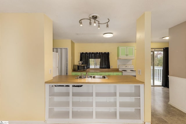 kitchen with kitchen peninsula, electric range, sink, and green cabinetry