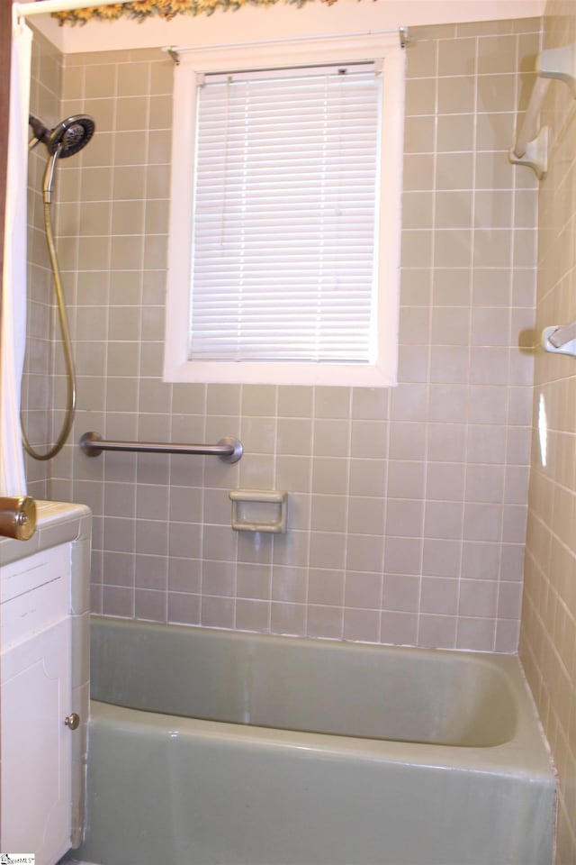 bathroom featuring tiled shower / bath