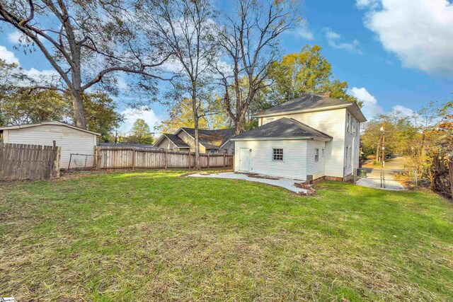 view of yard featuring a patio