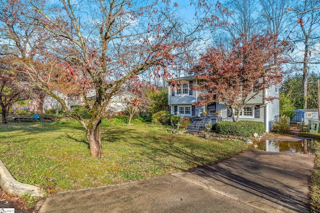 view of front facade featuring a front yard