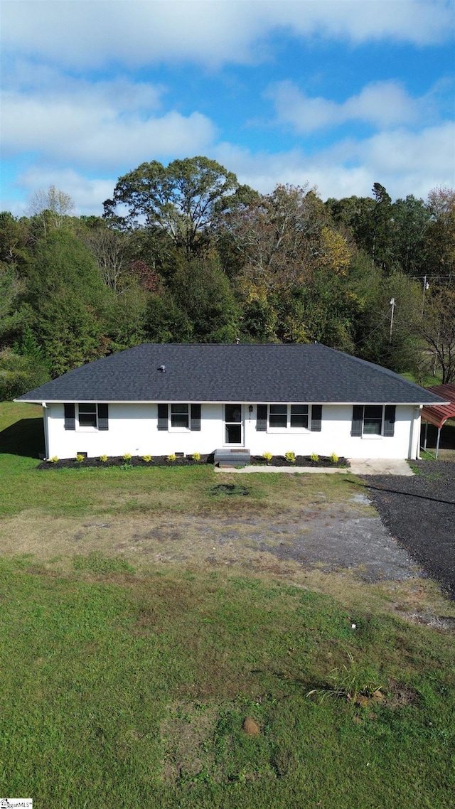 single story home with a front lawn