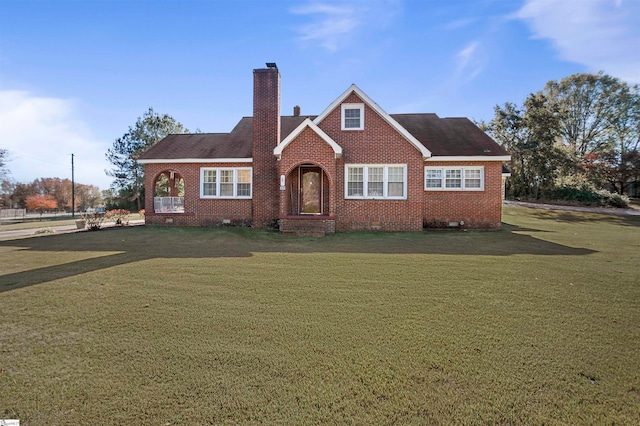 view of front of property featuring a front lawn