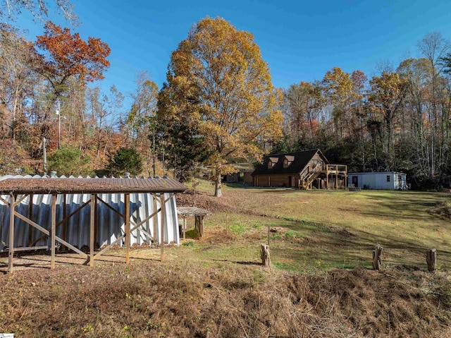 view of yard with an outbuilding