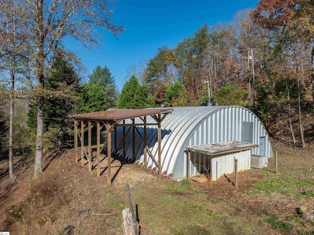 view of yard featuring an outbuilding