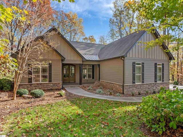 view of front of home featuring a front yard