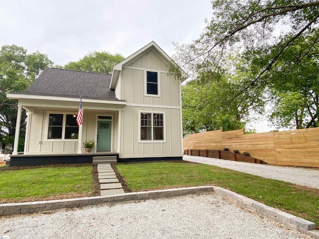 view of front of house featuring a front yard