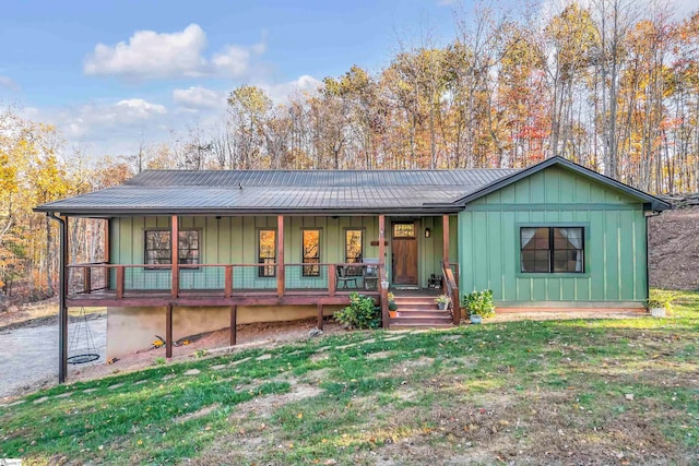 view of front of home featuring a porch and a front lawn