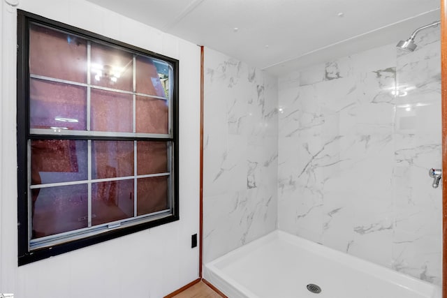 bathroom featuring tiled shower