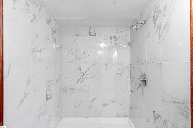 bathroom featuring a tile shower