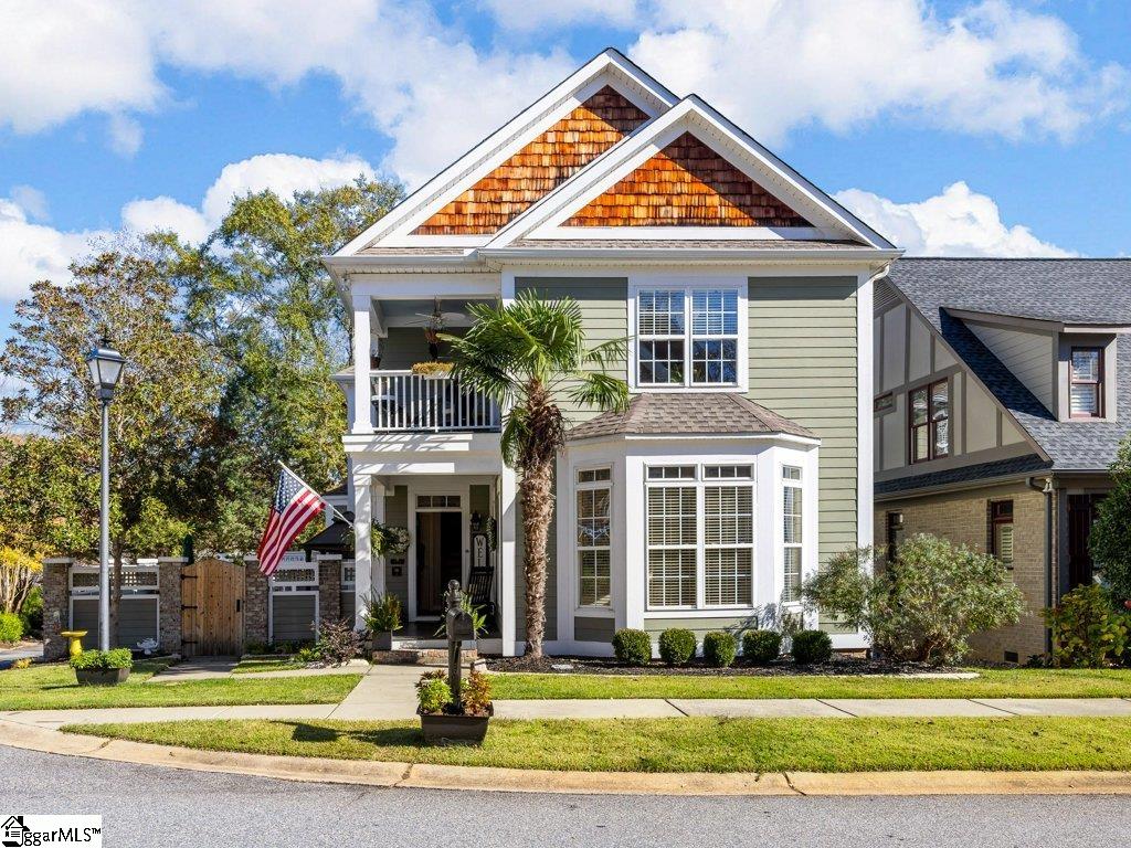 view of front of property featuring a balcony