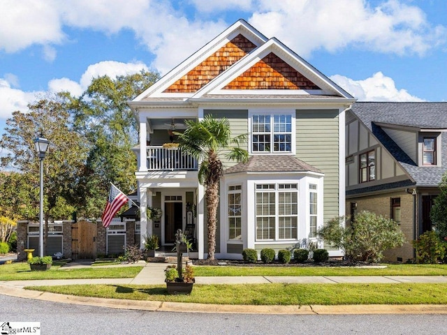 view of front of property featuring a balcony