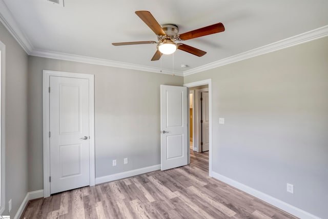 unfurnished bedroom featuring light hardwood / wood-style floors, ceiling fan, and crown molding