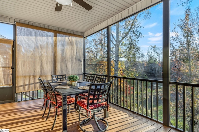 sunroom with ceiling fan