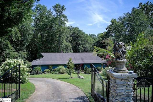 single story home featuring a front lawn