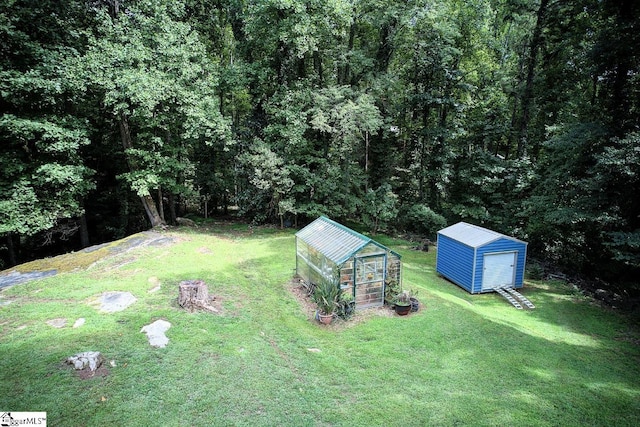 view of yard featuring an outbuilding