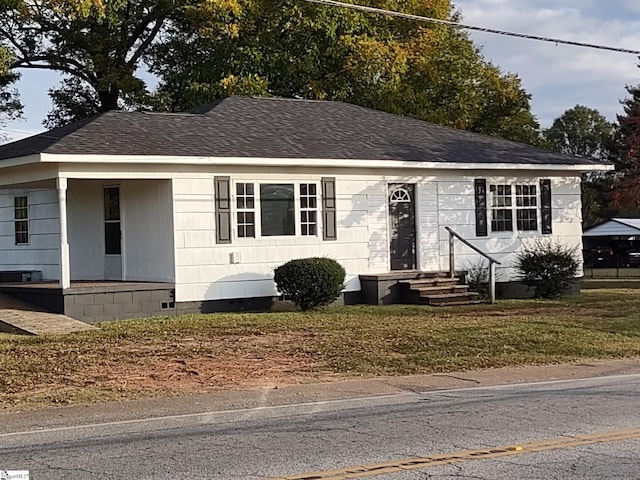 view of front facade featuring a front yard