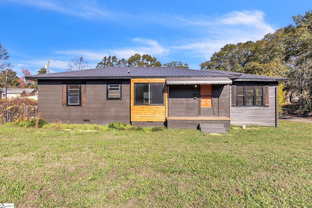 view of front of property featuring a front lawn