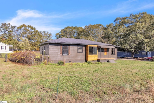 view of front of home with a front lawn