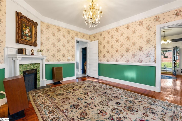 living area featuring a notable chandelier, dark hardwood / wood-style floors, and crown molding