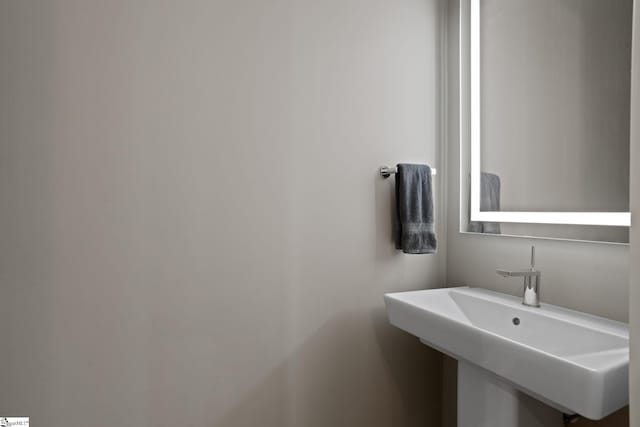 bathroom featuring sink