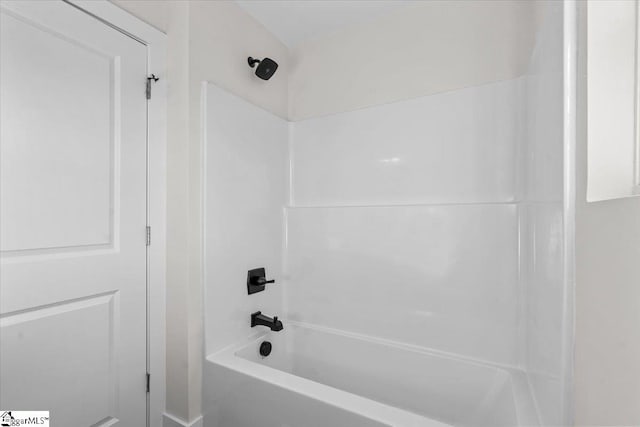 bathroom with tub / shower combination