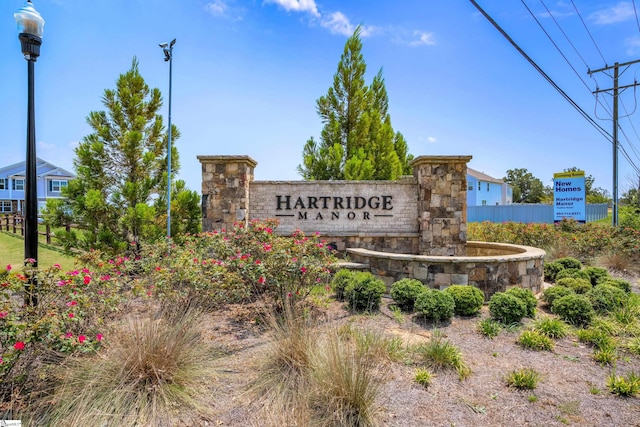 view of community / neighborhood sign