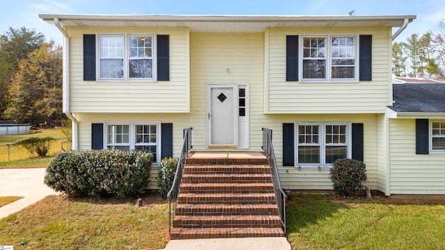 split foyer home featuring a front yard