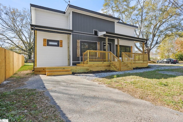 view of front of property featuring covered porch and a front yard