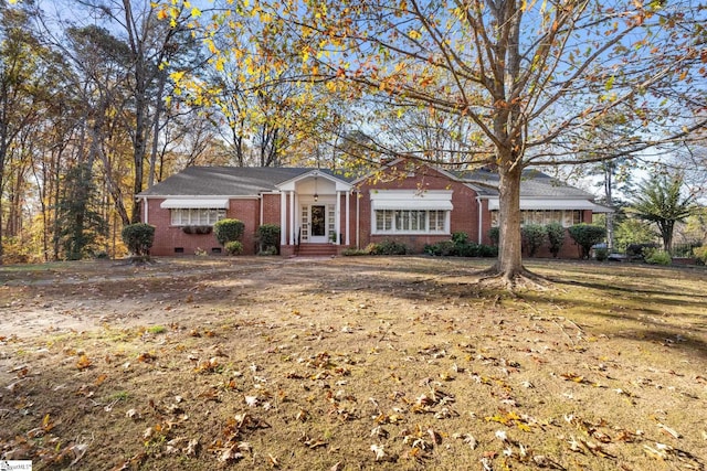 single story home with a front lawn