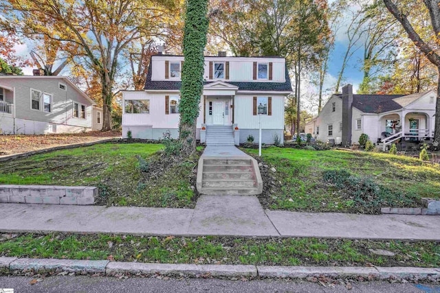 view of front of house featuring a front yard