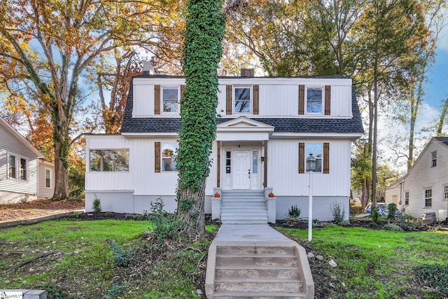 view of front of home featuring a front yard