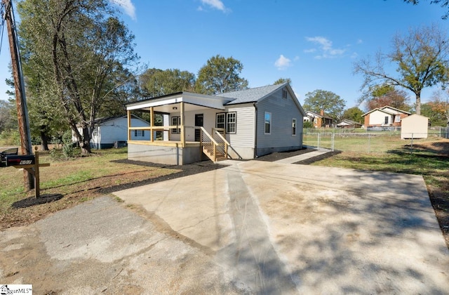 view of front facade featuring a front lawn