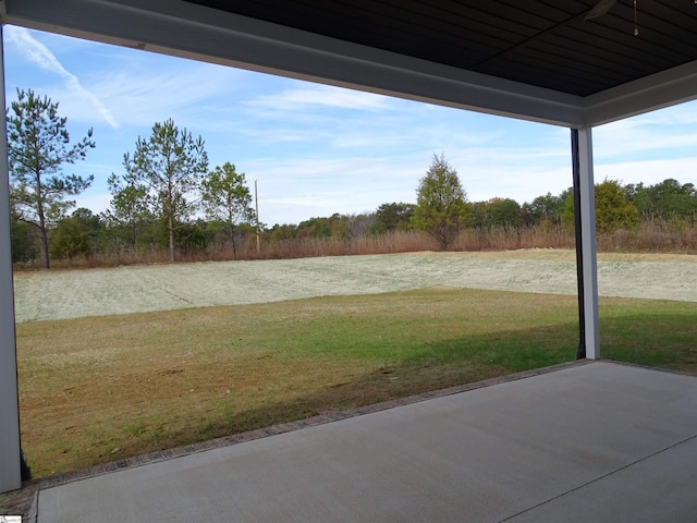 view of yard featuring a patio