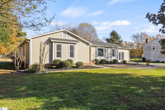 ranch-style house featuring a front lawn