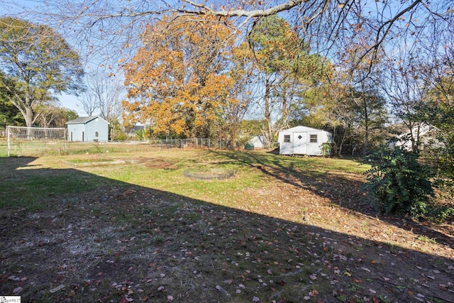 view of yard featuring a storage shed