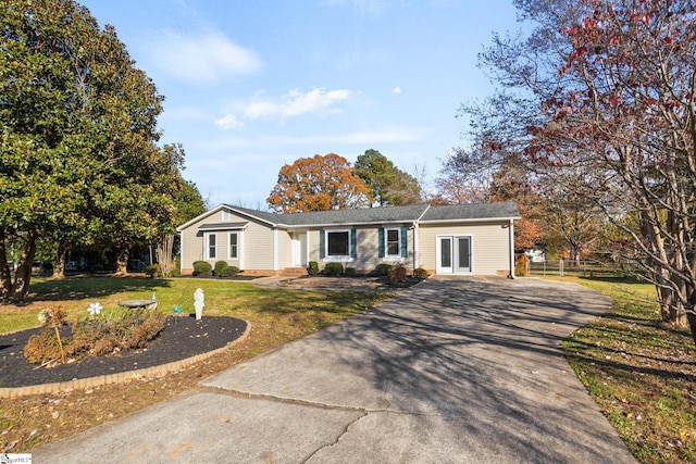 single story home with a front lawn