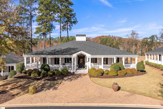 ranch-style home featuring a front lawn